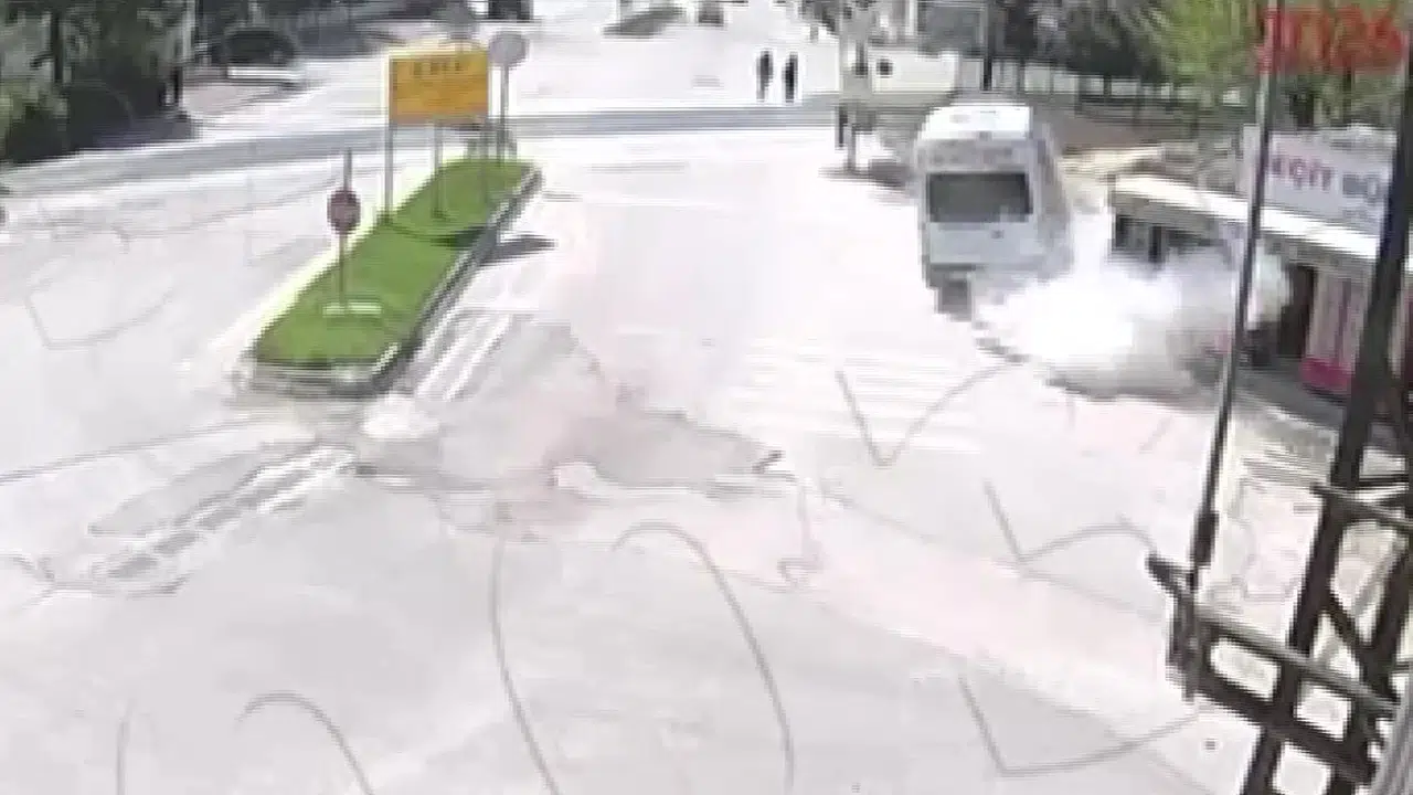 Amasya'da korku dolu anlar: 2.87 promil alkollü sürücü durağı yerle bir etti, iki genç kız ölümden döndü