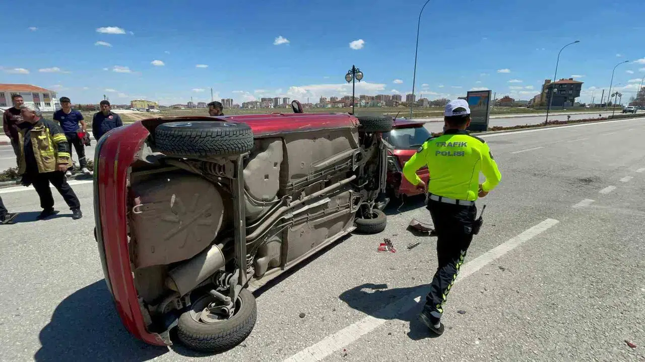 Karaman'da dehşet anları: Kontrolden çıkan otomobil park halindeki araca çarparak ters döndü