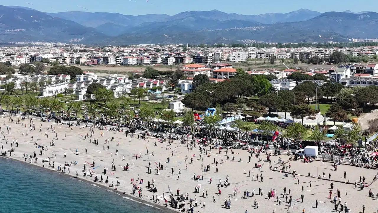 Edremit’te gökyüzü çocukların hayalleriyle renklendi: 26. Geleneksel Uçurtma Şenliği’nde bayram coşkusu