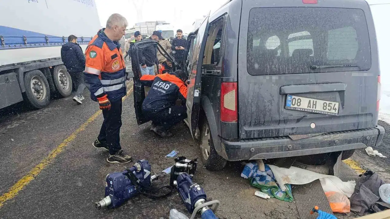 Göz gözü görmeyen yolda faciaya davetiye: Hatalı sollama tırla çarpıştırdı