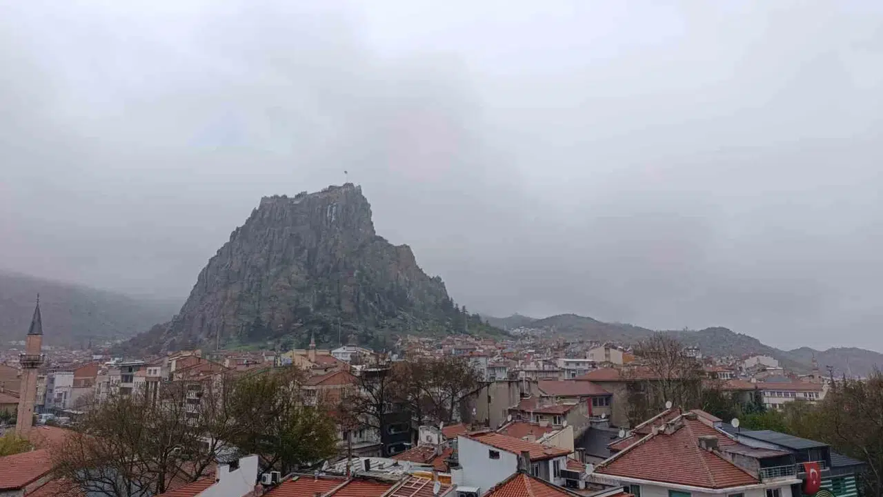 Afyon’da yağmur bereketi: 23 Nisan coşkusu hava muhalefetini gölgede bıraktı