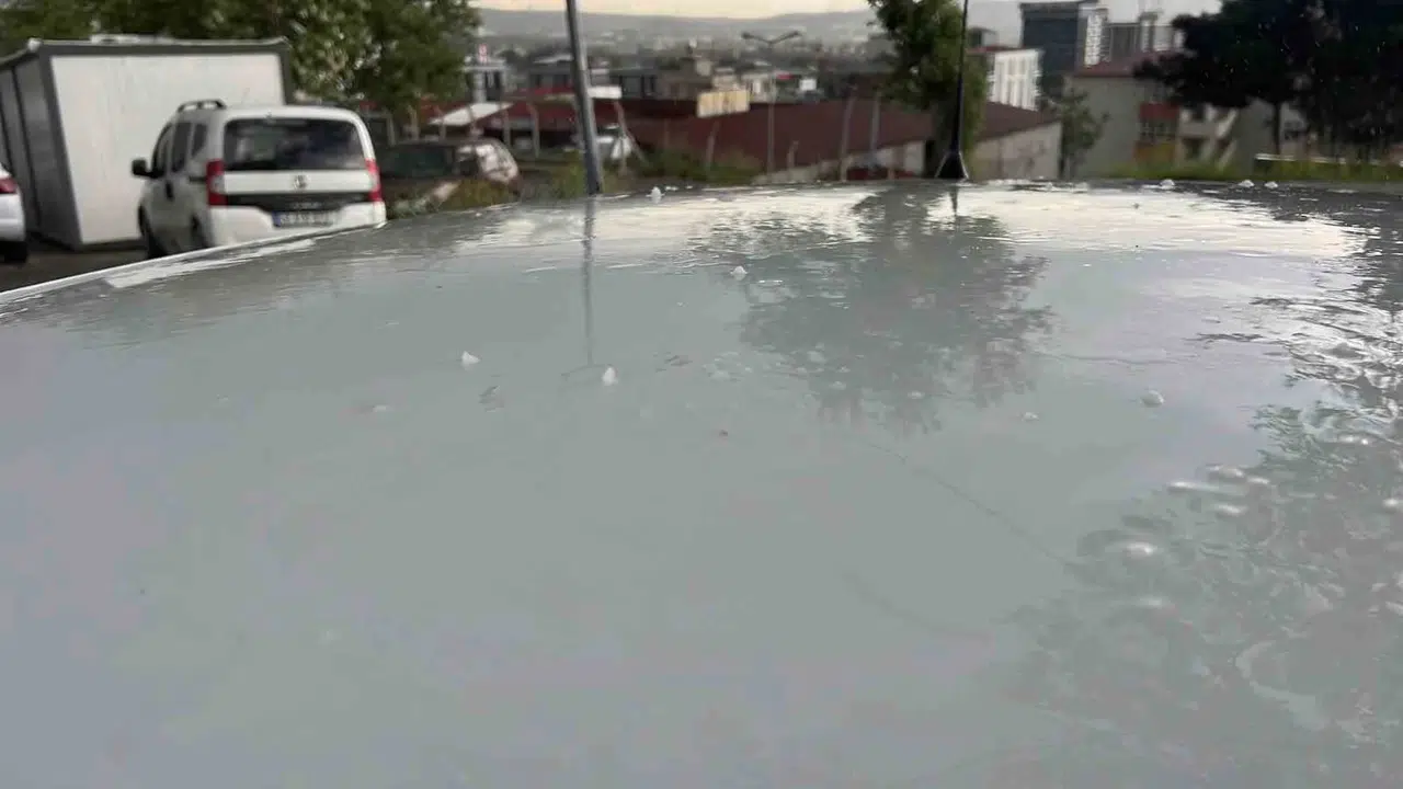 Kahramanmaraş’ta aniden bastıran dolu yağışı: Vatandaşlar neye uğradığını şaşırdı