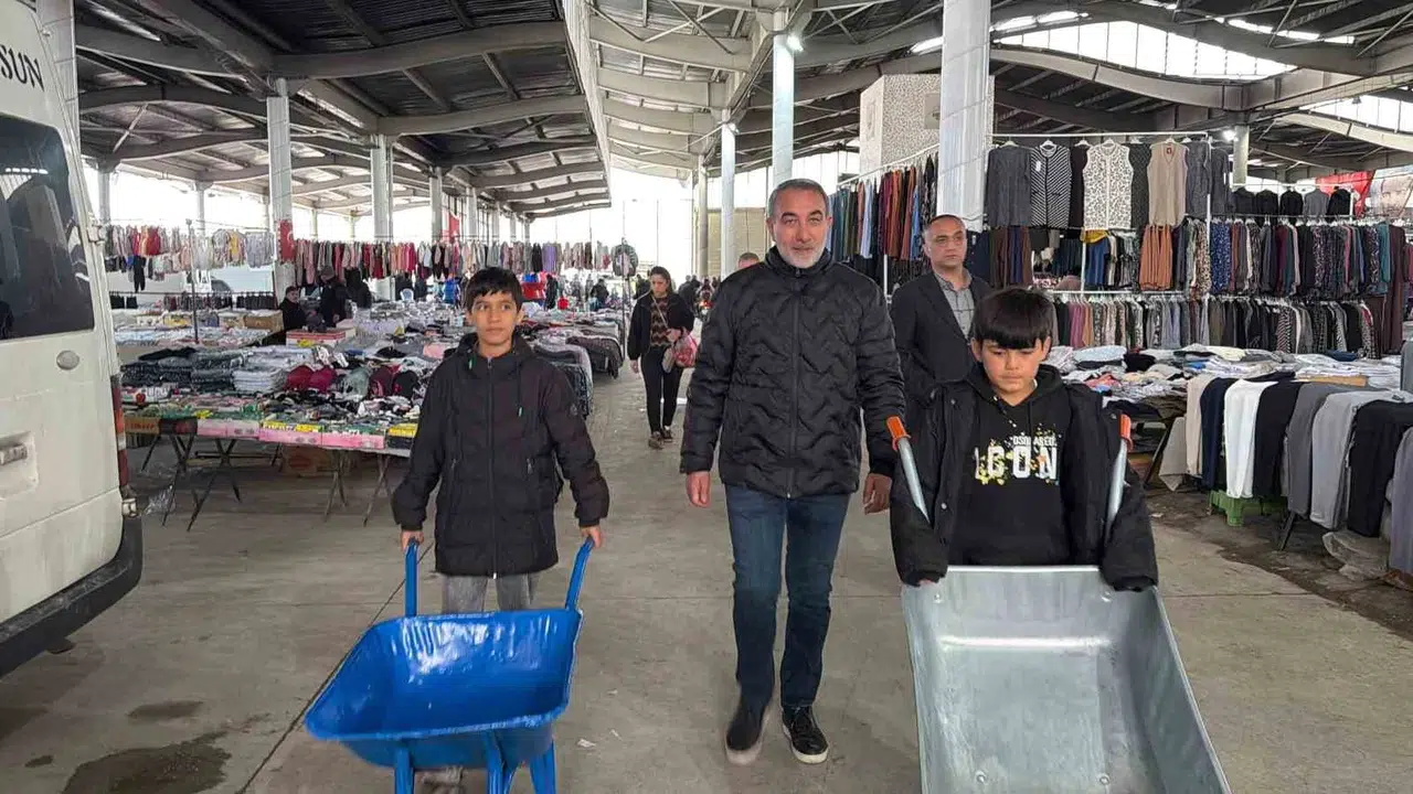 Pazar yerinin küçük kahramanları: El arabalarını bıraktılar, bayramı doyasıya kutladılar