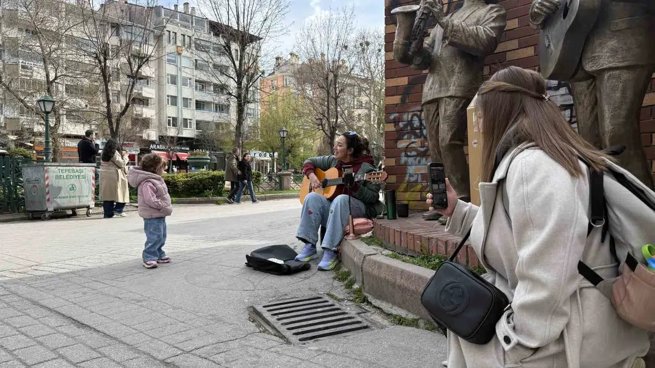 Porsuk Bulvarı’nın minik yıldızı: Müziğin ritmine kapılan Adel sosyal medyayı salladı