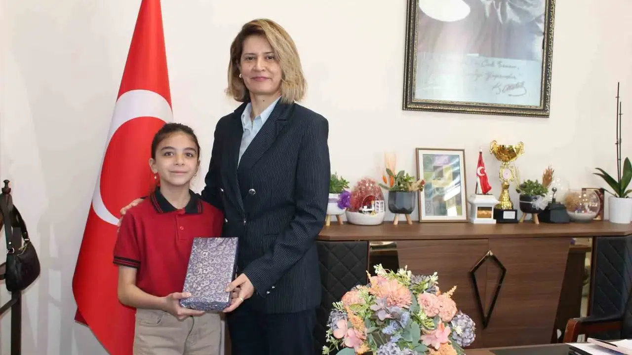Küçük yüreğiyle büyük bir farkındalık yarattı: Okul bahçesini temizleyen Zeynep’e müdürden anlamlı ödül