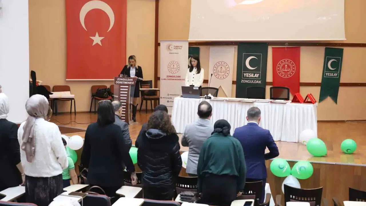 Zonguldak'ta genç yetenekler sahneye çıktı: Sağlıklı bir gelecek için kalem ve fırça konuştular