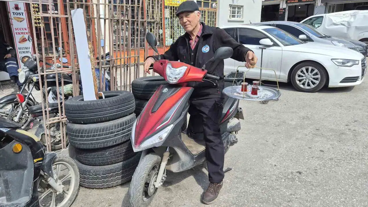 Eskişehir’in çay ustası teknolojiyi arkasına aldı: 72 yaşında iki eleman gücünde servis yapıyor