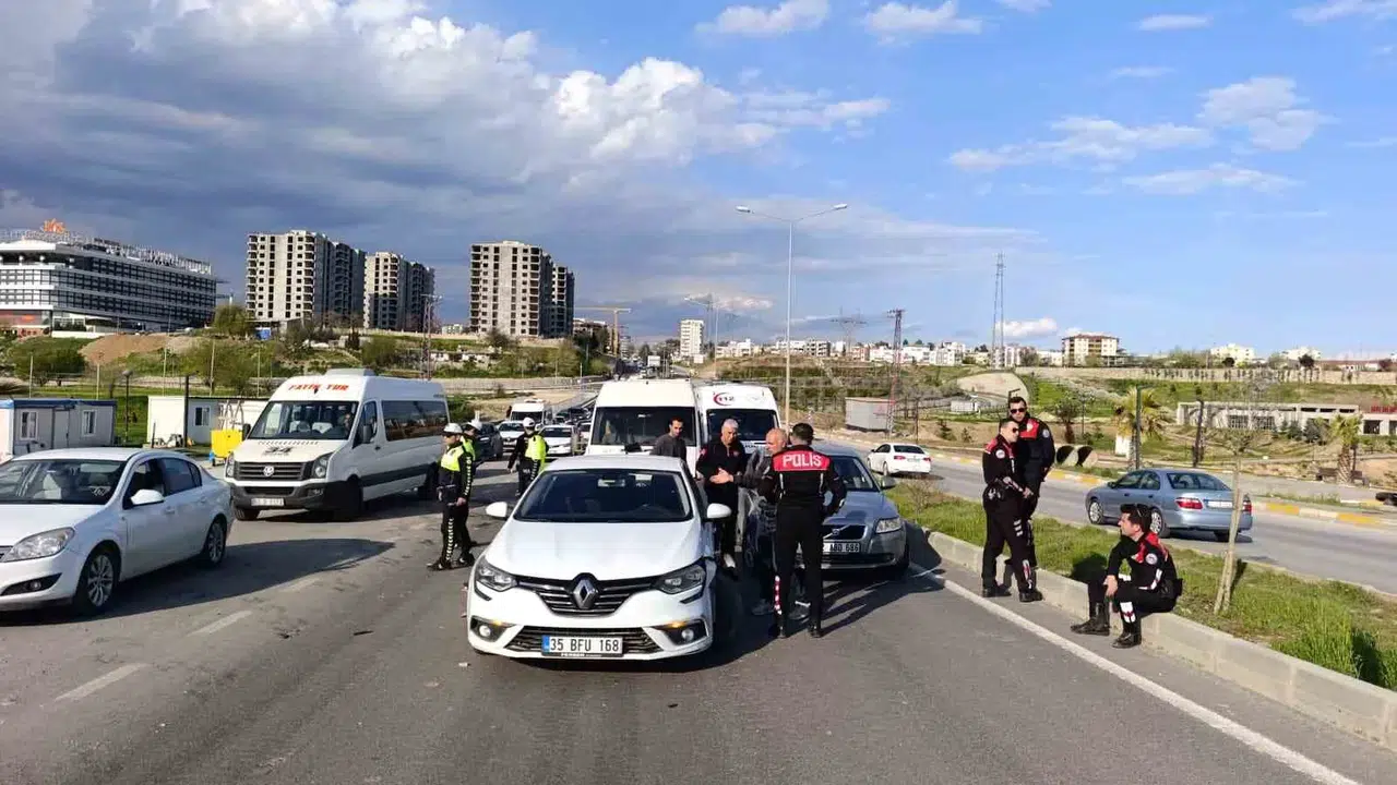 Adıyaman’da zincirleme kaza: Üç aracın karıştığı çarpışmada bilanço belli oldu