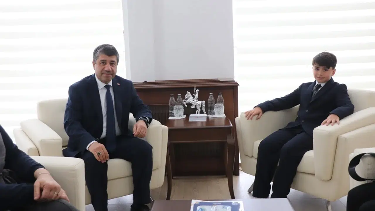 Düzce’nin küçük başkanı koltuğa oturdu: İlk talimatı kitap dostlarına oldu