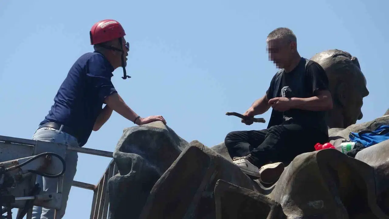 Antalya’da korku dolu anlar: Anıtın tepesinde benzinle dans etti