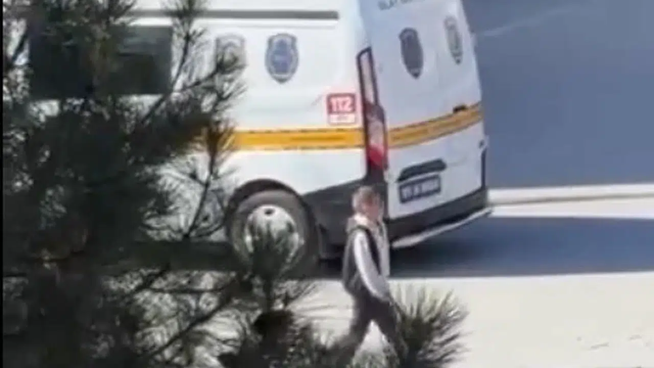 Okul tuvaletinde korkutan keşif: Kurusıkı silah ve tehdit notu paniğe yol açtı