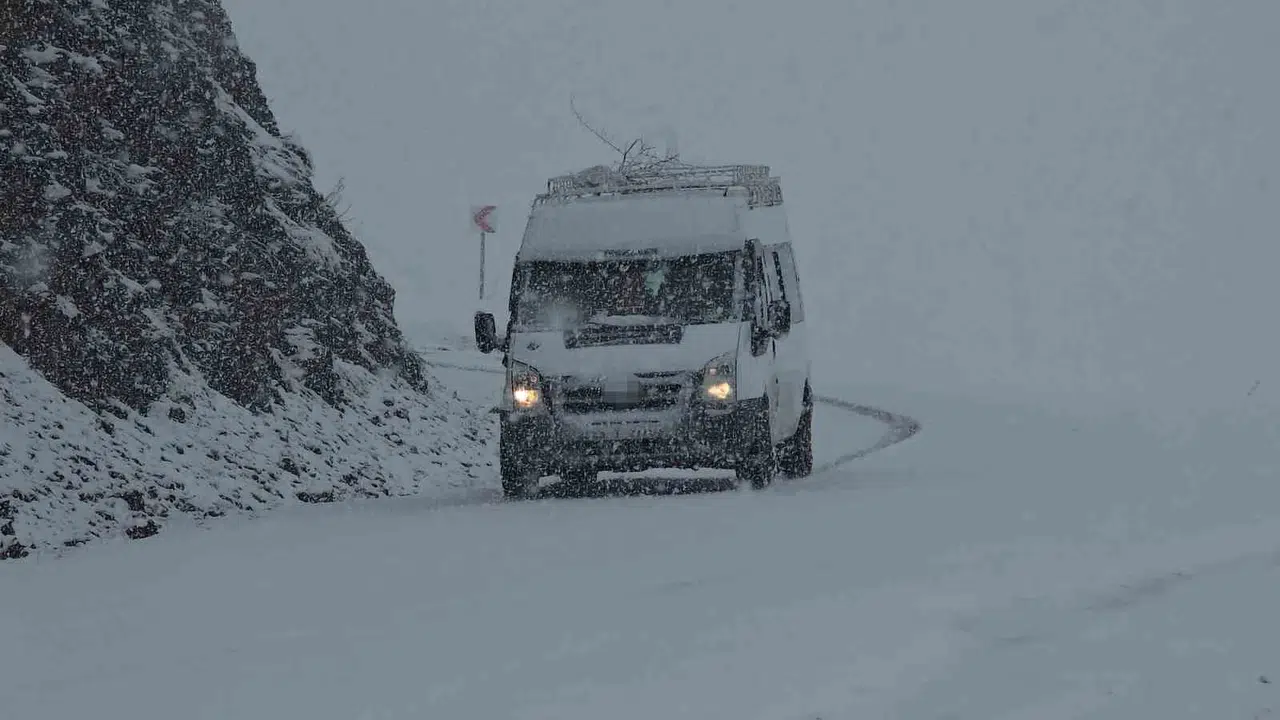 Baharın müjdecisi nisan ayı bölgeye uğramadı: Hizan-Bahçesaray hattında kış geri döndü