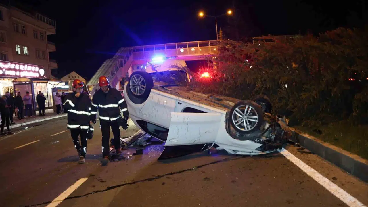 Yola çıkan köpeği kurtarmak isterken canından oluyordu: Takla atan araçtan sağ çıktılar