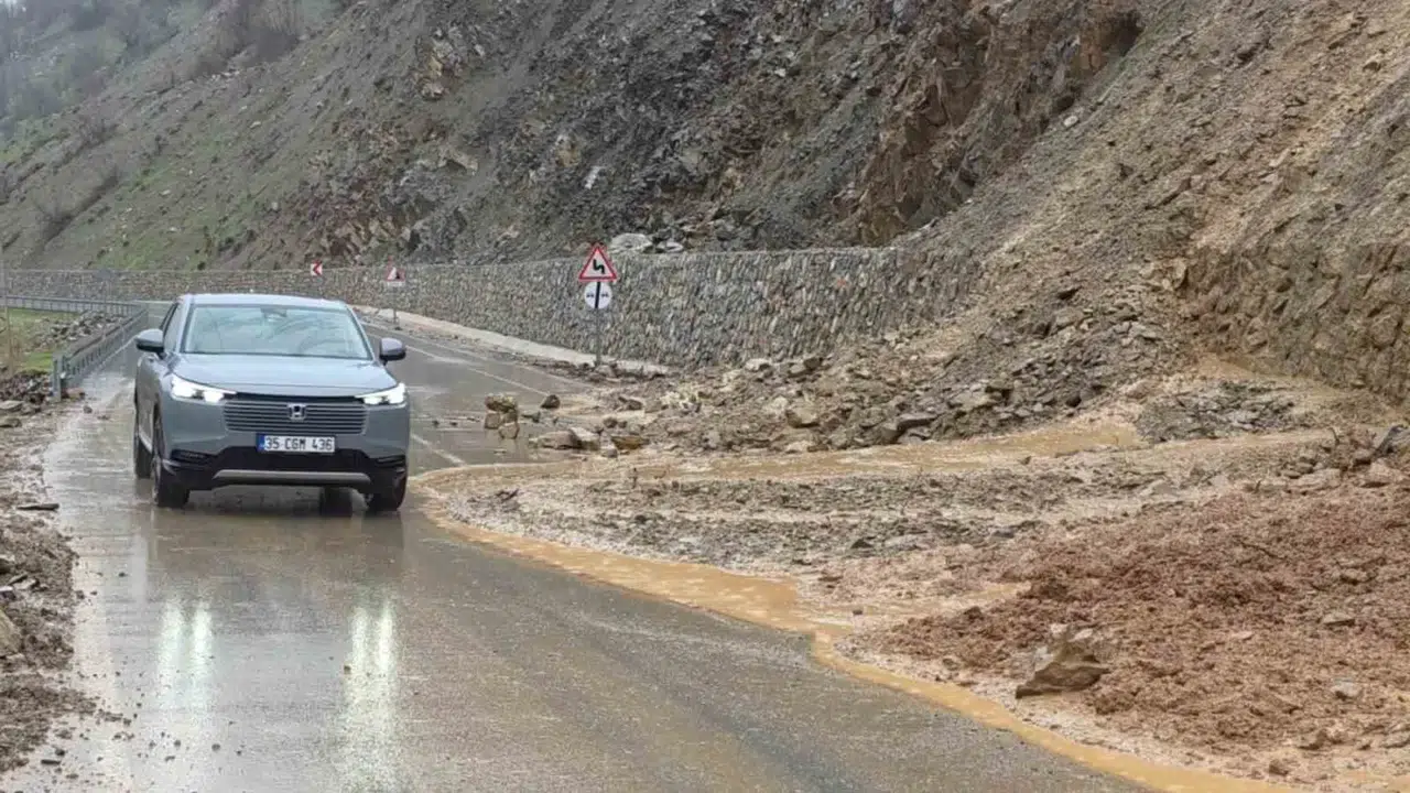 Doğa felaketi sürücüleri tedirgin etti: Hizan-Bahçesaray yolunda tehlike sona erdi