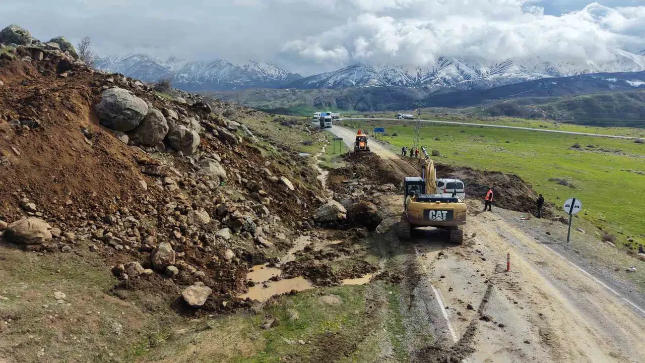 Doğa felaketi ulaşımı kesti: Muş-Kulp yolunda heyelan dehşeti