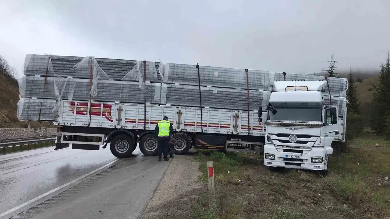 Samsun'da yağmurun azizliği: Yük dolu tır kontrolden çıkarak şarampole sürüklendi