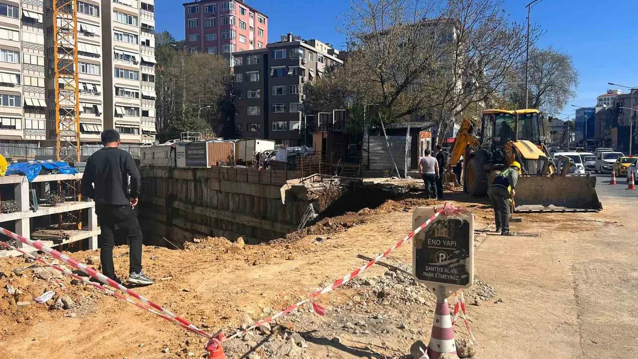 Kadıköy'de korkutan anlar: Fenerbahçe Chobani Stadyumu yanındaki şantiyede istinat duvarı çöktü