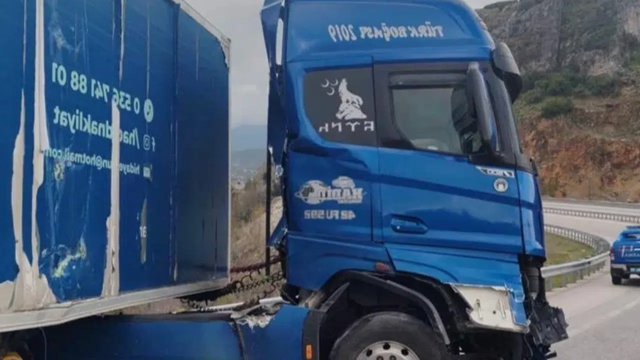 Burdur-Antalya yolunda dehşet anları: Kontrolden çıkan tır bariyerlere ok gibi saplandı