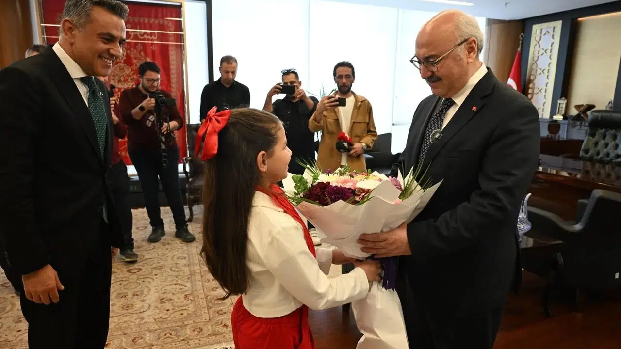 Denizli'de makamın yeni sahibi minik İpek oldu: Valilik koltuğunda 23 Nisan mesajı