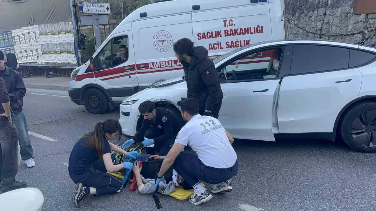 Şişli’de akşam trafiğinde korku dolu anlar: Tesla ile motosiklet çarpıştı