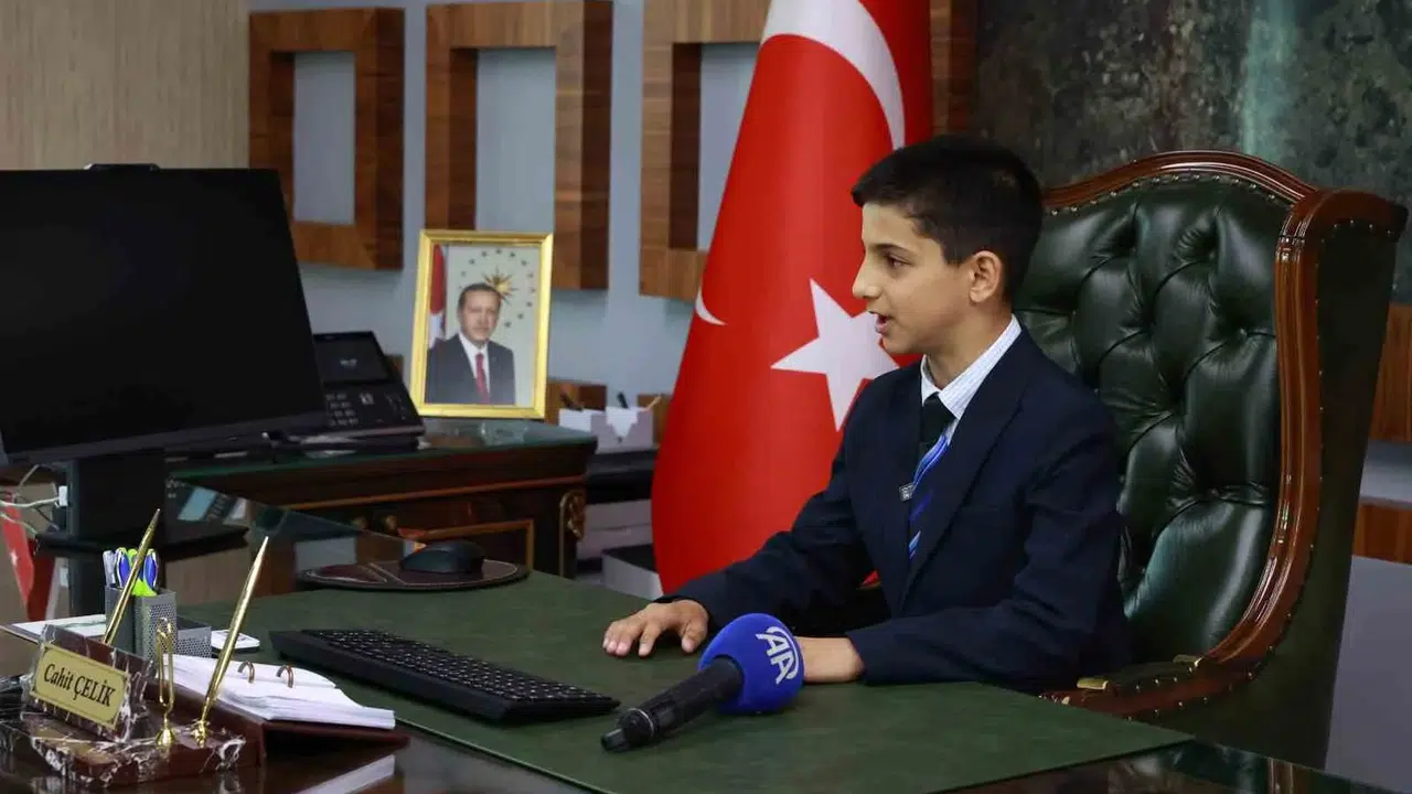 Bingöl’de 23 Nisan heyecanı: Minik Muhammed Selim valilik koltuğuna oturdu