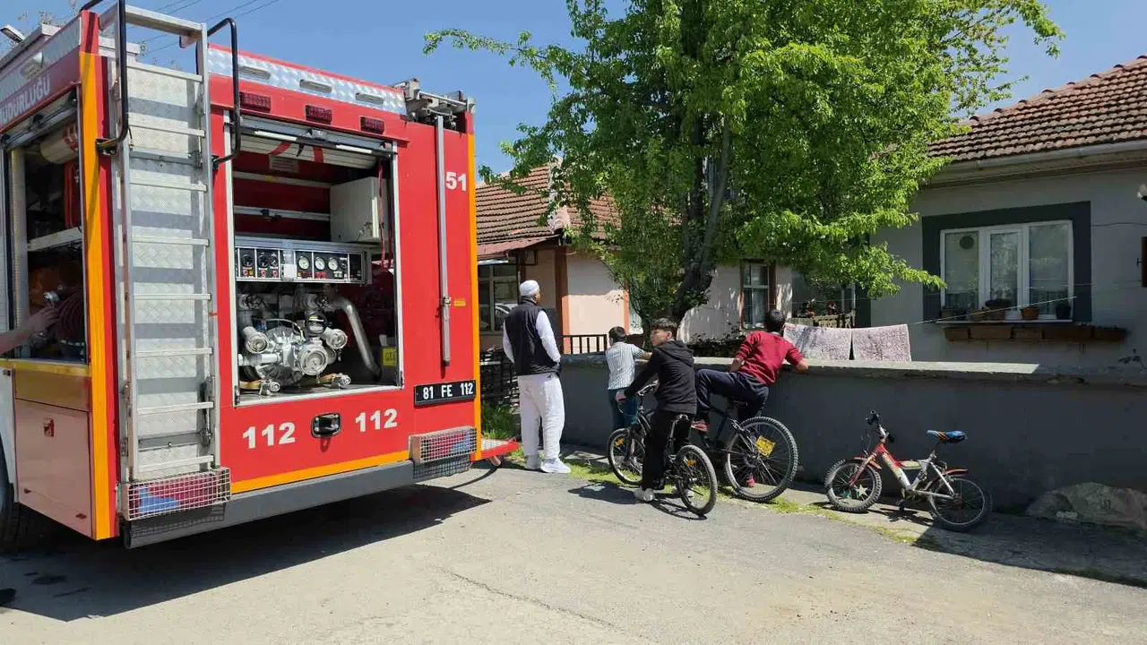 Düzce’de mutfakta unutulan çaydanlık faciaya davetiye çıkardı: Komşuların dikkati büyük bir felaketi önledi