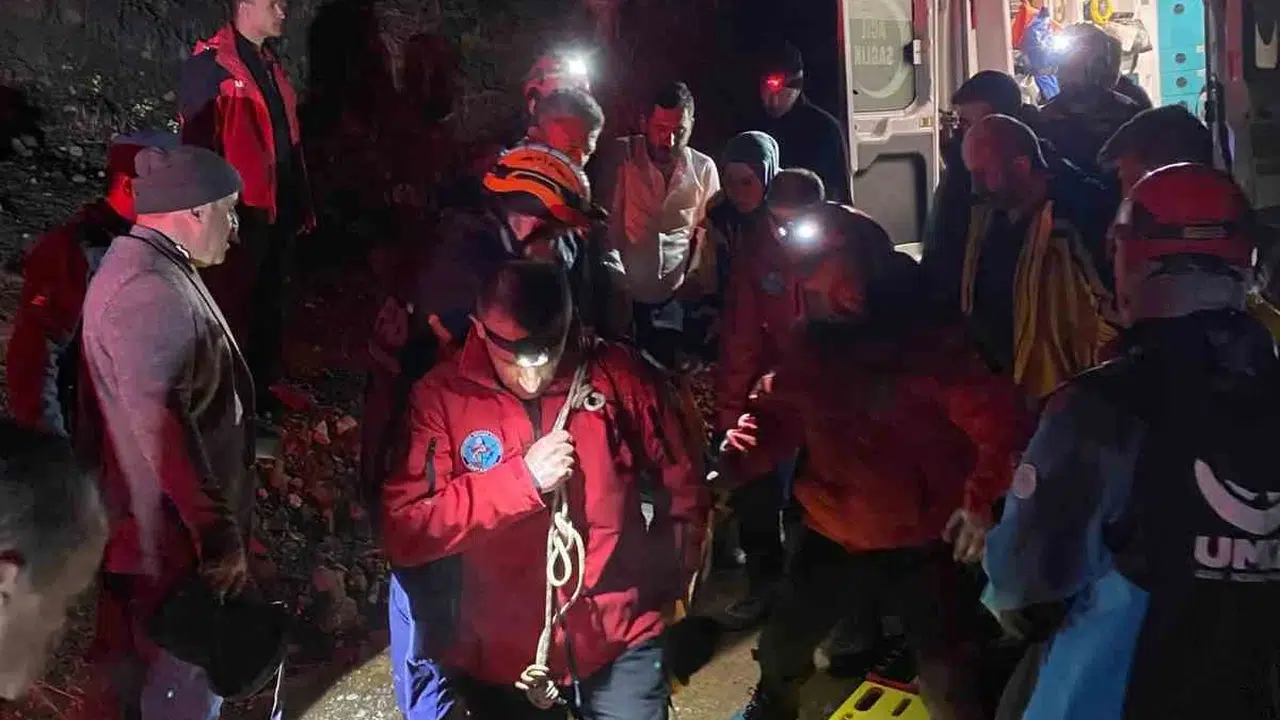 Küre'de korku dolu anlar: 30 metrelik uçurumdan düşen genci kurtarmak için zamanla yarıştılar