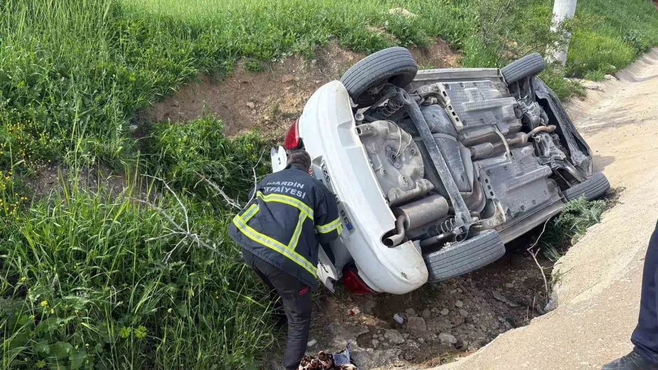 Mardin'de korkutan kaza: Kontrolden çıkan otomobil şarampole yuvarlandı