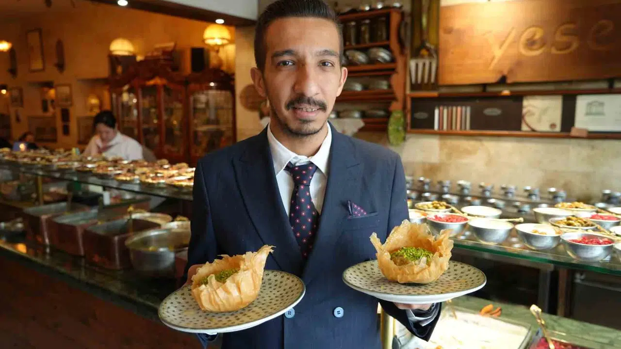 Gaziantep'te israfı lezzete dönüştüren buluş: Baklavalı helva tezgahlarda