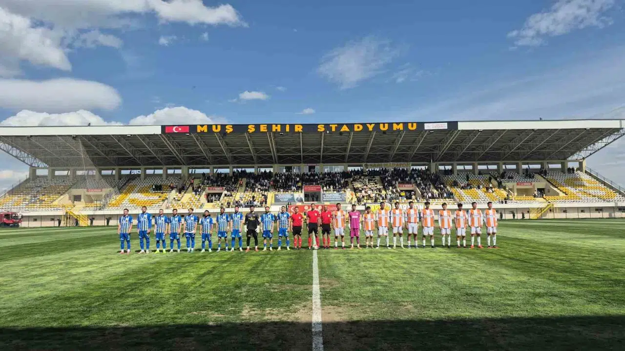 Muş'ta tarihi zafer: 10 kişi kalan Muş Spor rakibini gol yağmuruna tuttu