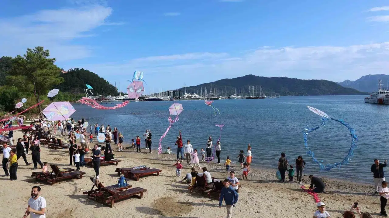 Marmaris’te gökyüzü çocukların neşesiyle şenlendi: Uçurtmalar özgürlüğe kanat açtı
