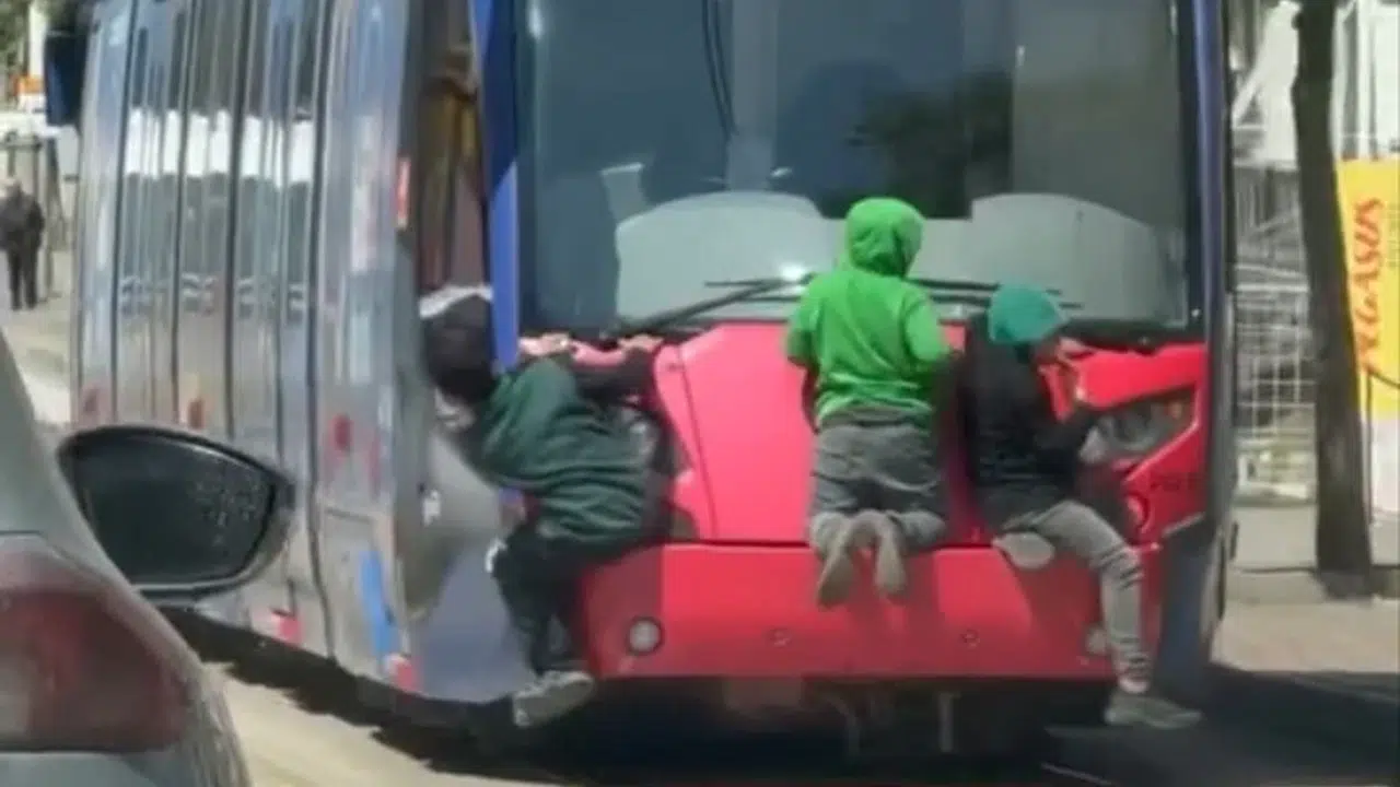 Ölümle dans ettiler: Bursa'da tramvayın arkasında yürekleri ağza getiren anlar