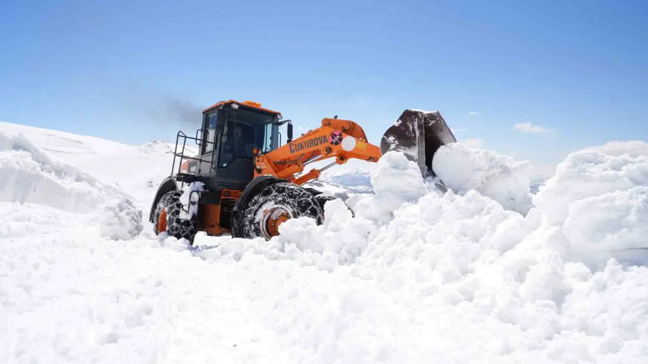 Bahar geldi ama kış gitmek bilmiyor: Bayburt'un zirvelerinde dev kar kütlelerine karşı amansız mücadele