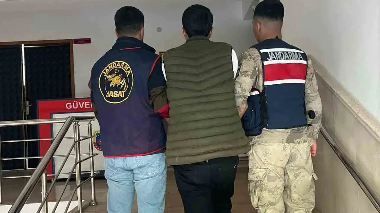 Adalet peşini bırakmadı: 18 yıl hapis cezasıyla aranan firari Karaköprü’de yakayı ele verdi