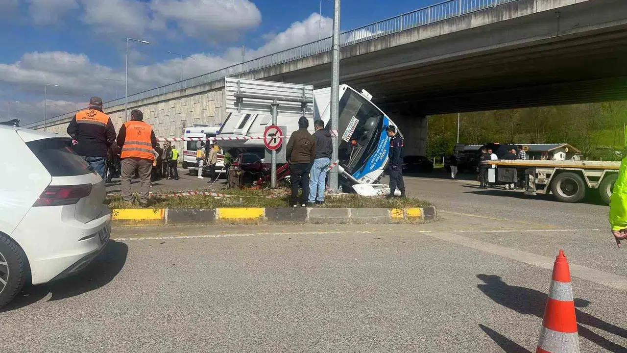 Üniversite yolunda dehşet anları: Halk otobüsü otomobilin üzerine devrildi, onlarca öğrenci yaralandı