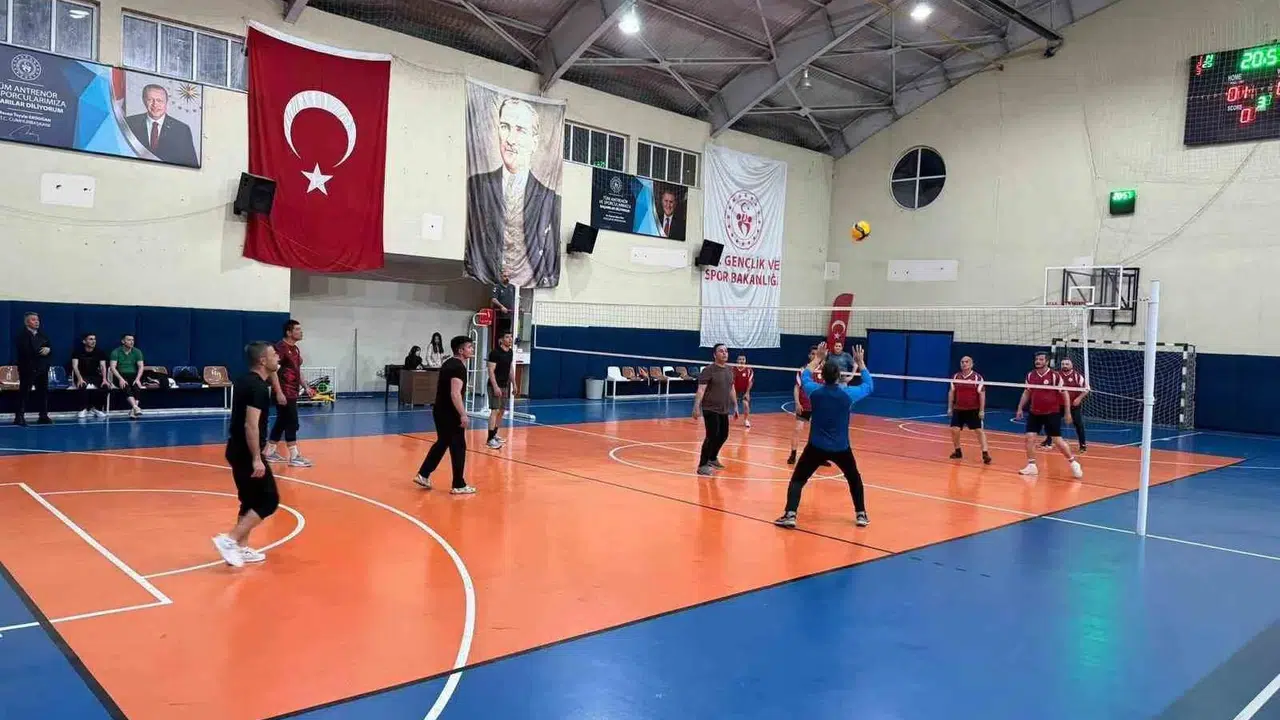 Düzce’de file heyecanı zirve yaptı: Şampiyonluk kupası Jandarma’nın ellerinde yükseldi