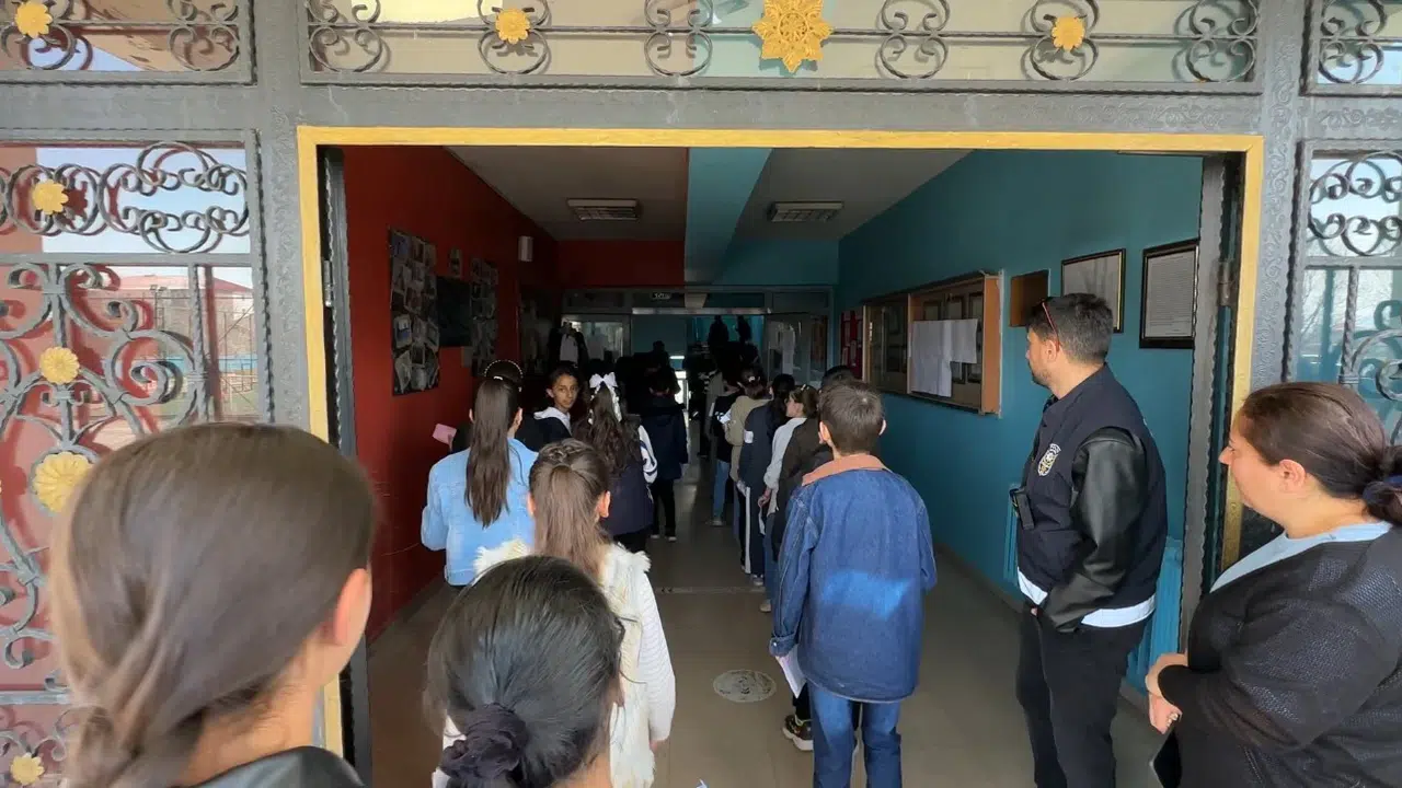 Yüksekova’da gelecek hayali kuran 4 bin öğrenci aynı sınıfta: Velilerin okul bahçesindeki bekleyişi duygulandırdı