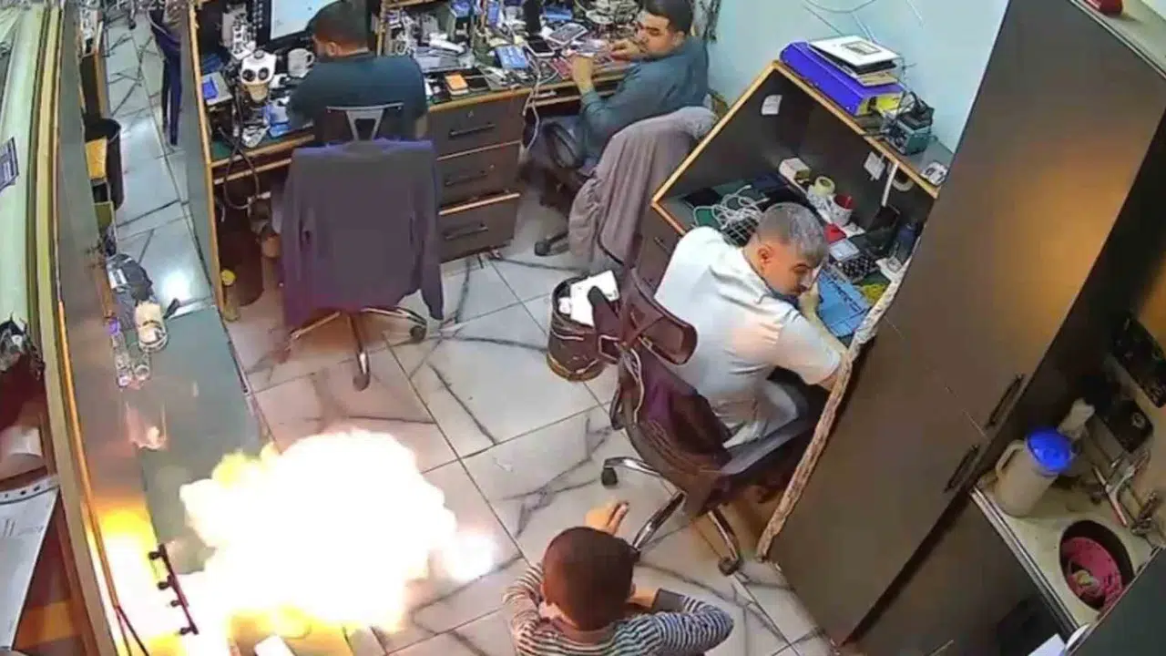 Şarjdaki telefon bir anda patladı: Tamir dükkanında korku dolu anlar kamerada