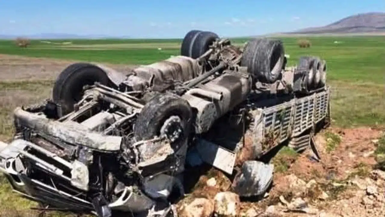 Kütahya'da korkutan kaza: Kamyon devrildi, sürücü araçta sıkıştı