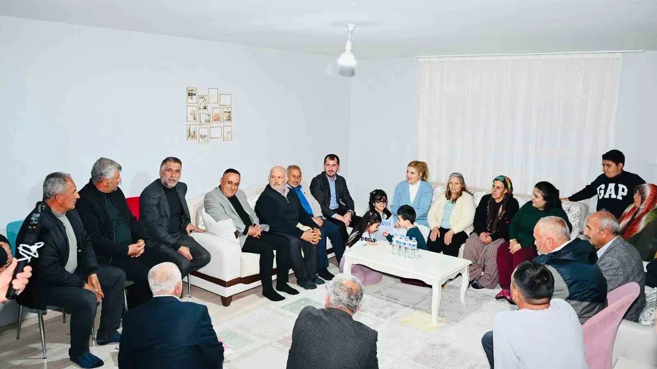 Malatya’da mesai saati yok: Milletvekili Ölmeztoprak hem sahada hem gönüllerde