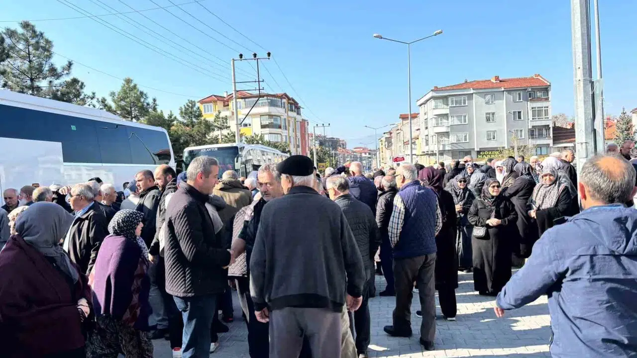 Tavşanlı’da kutsal yolculuk heyecanı: 108 hacı adayı gözyaşlarıyla uğurlandı