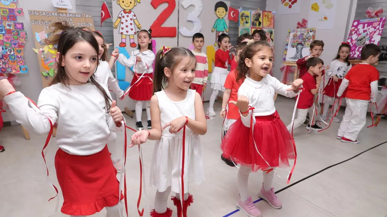 Miniklerin 23 Nisan heyecanı Osmangazi’yi sardı: Sahnedeki performansları izleyenleri büyüledi