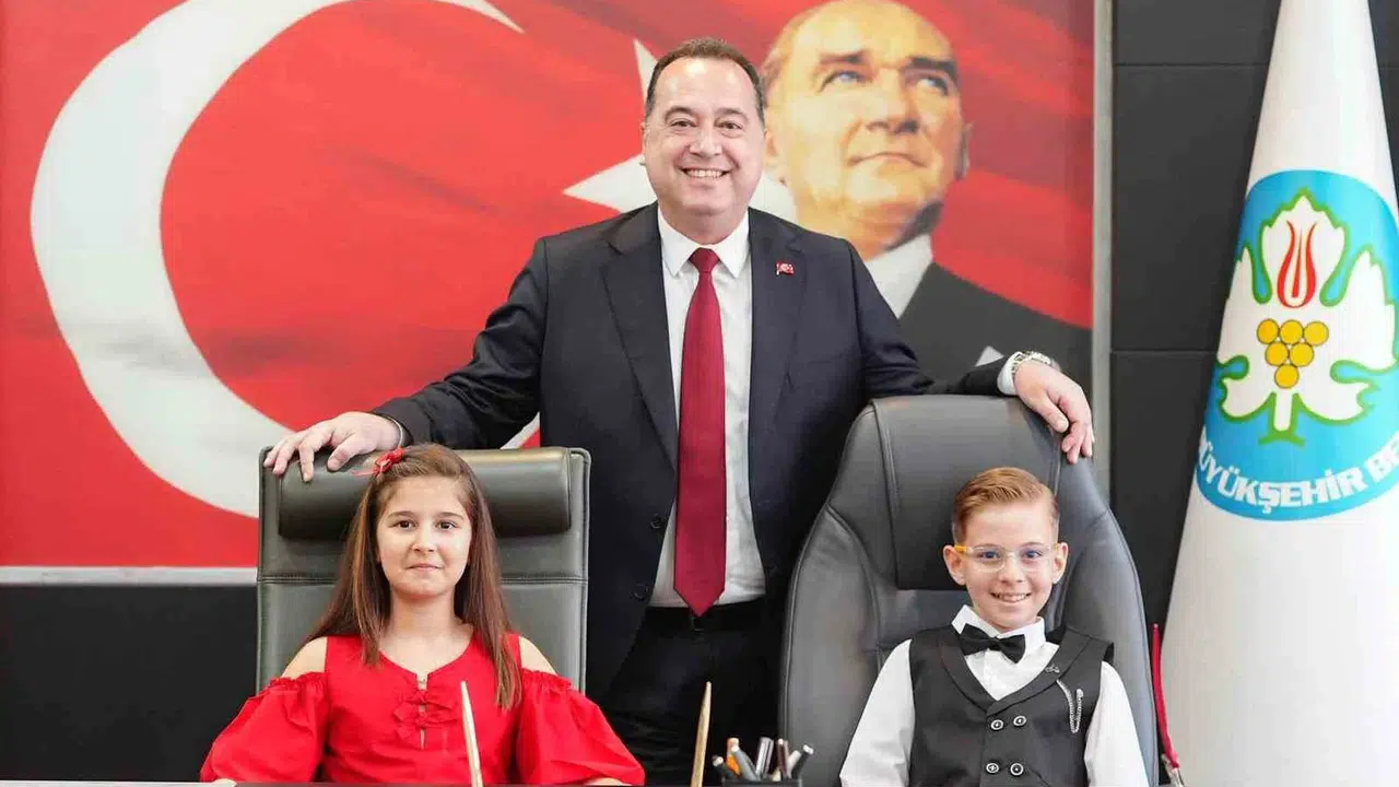 Başkanlık koltuğunda 23 Nisan heyecanı: Minikler Manisa’nın geleceğini planladı