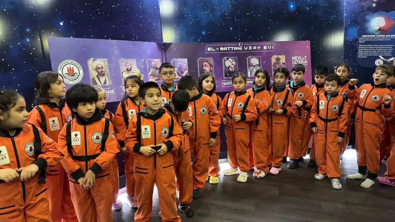 Yıldızlara dokunmak artık hayal değil: Kağıthane’nin küçük astronotları uzayın derinliklerini keşfediyor