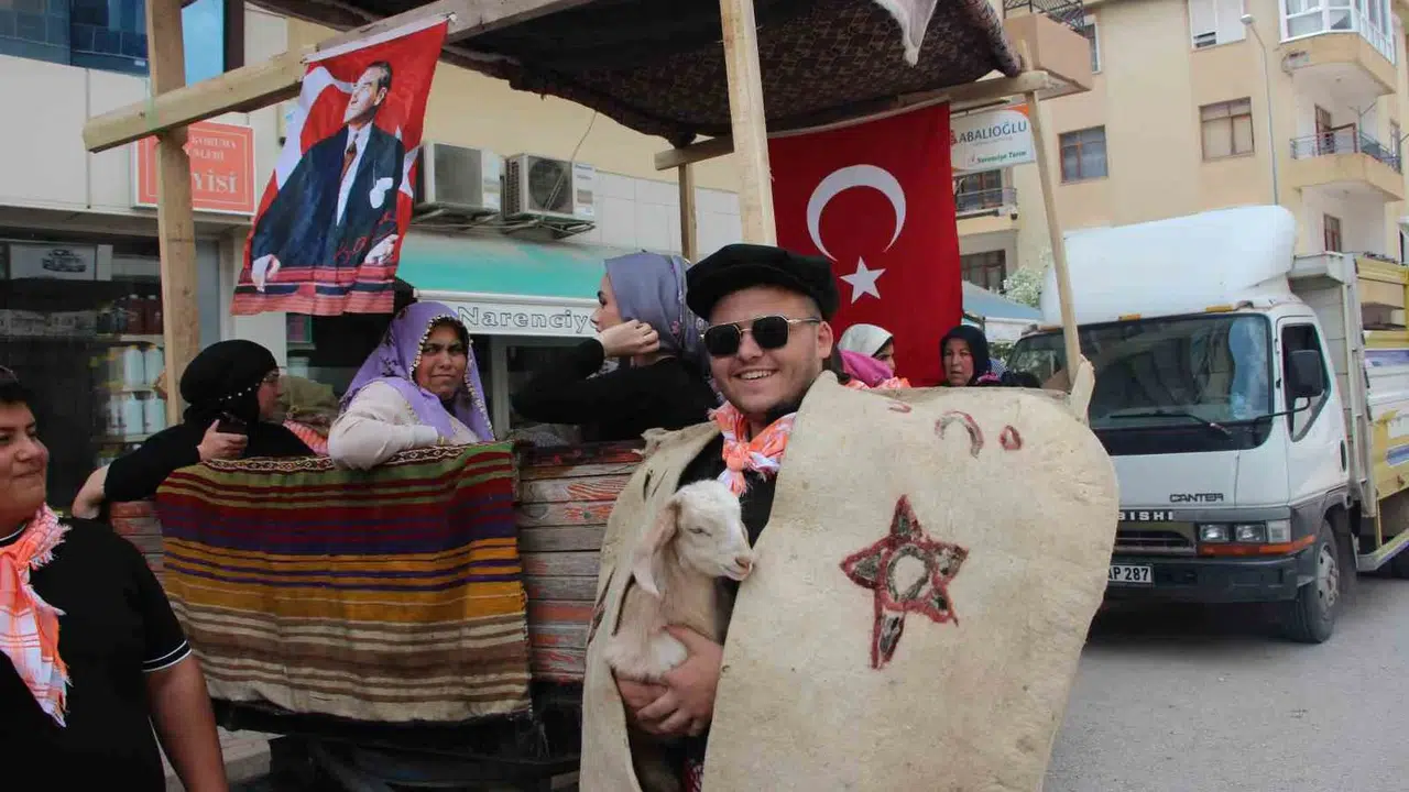 Kumluca’da Yörük rüzgarı: Bin yıllık gelenek kortejle yeniden canlandı