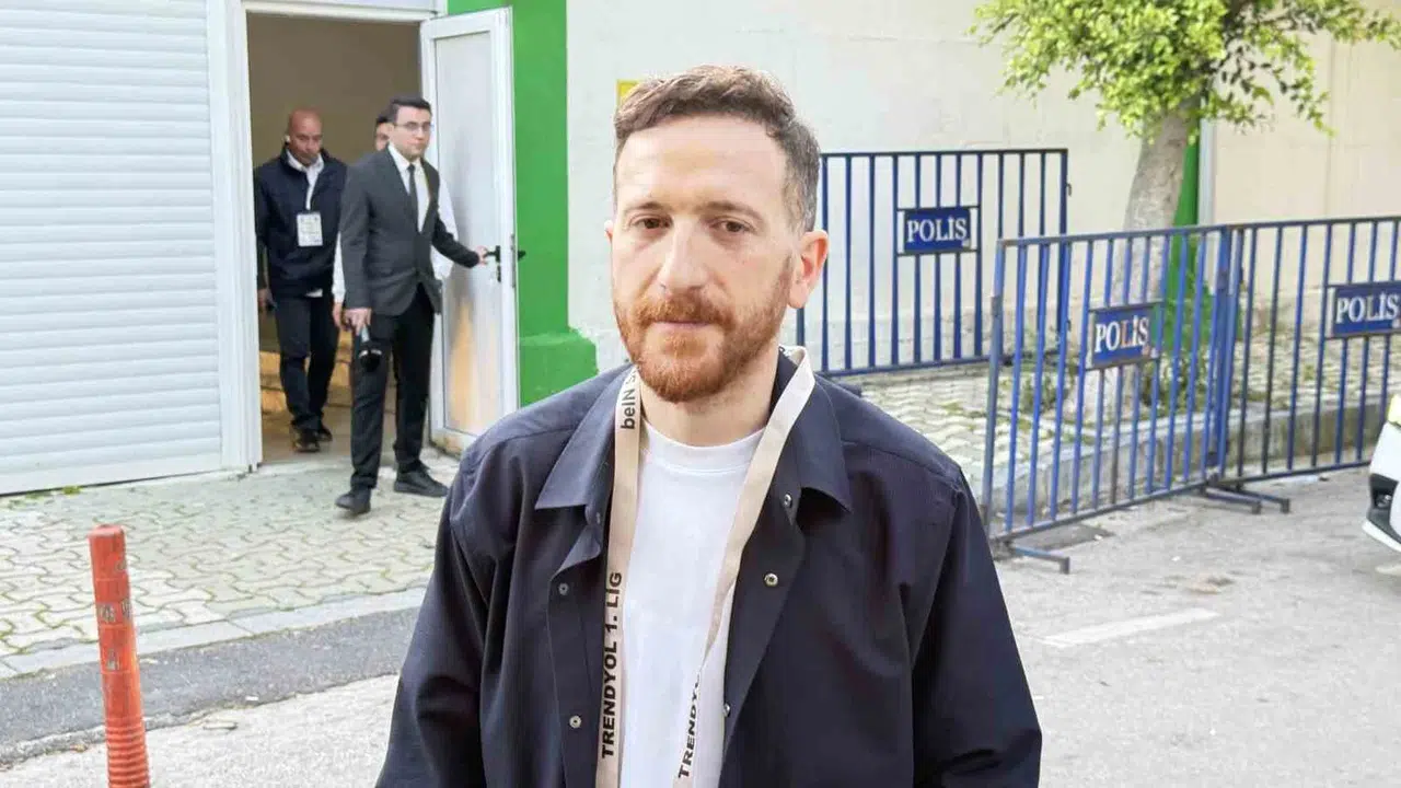 En acı gününde en büyük gururu yaşadı: Erzurumspor Başkanı Ahmet Dal şampiyonluk kupasını annesine adadı