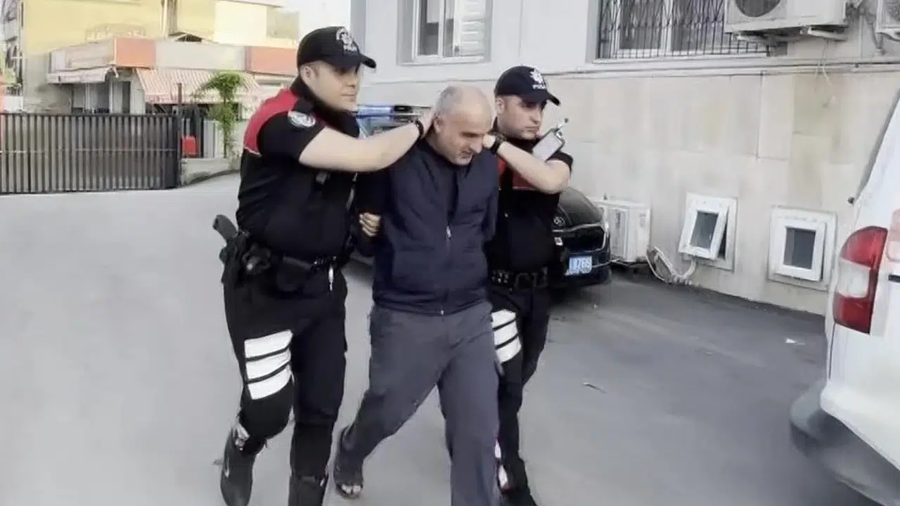 Adana'da vicdansızlık kamerada: Sokak köpeğini sopayla döven bekçi yakalandı