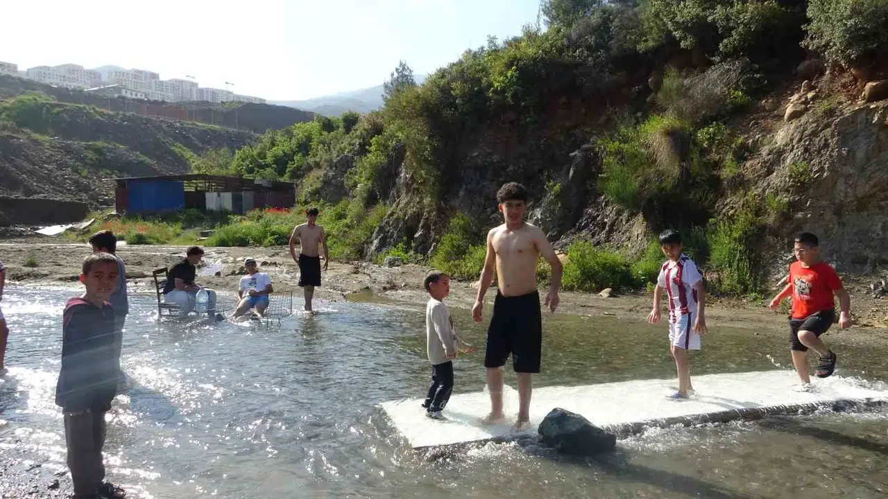 Termometreler yükselince soluğu derede aldılar: Hatay’da yaz provası erken başladı