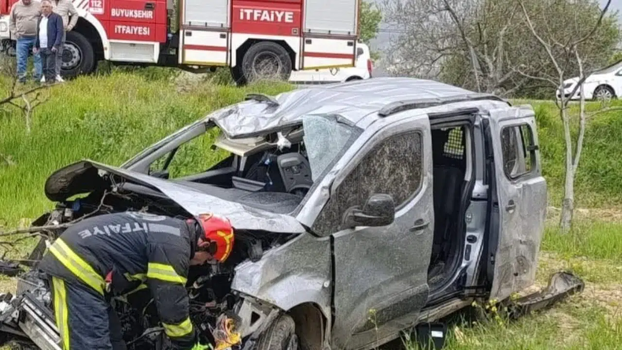 Denizli’de korkutan kaza: Hurdaya dönen araçtan sağ çıktılar