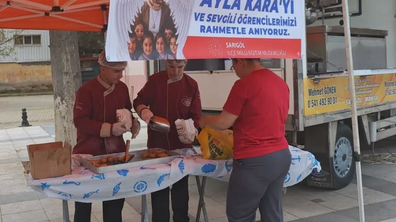 Acı kayıplar Sarıgöl’ü birleştirdi: Şehit öğretmen ve öğrenciler için vefa lokması